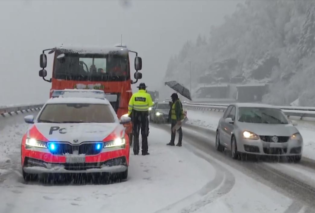 ndryshime te skajshme te motit ne zvicer nga kohe vere behet dimer bora mbulon vendin