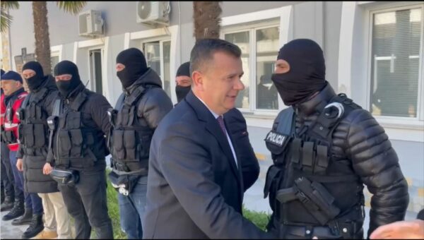 operacionet policore ku u kapen arme balla takim me policet ne vlore te godasim krimin e organizuar