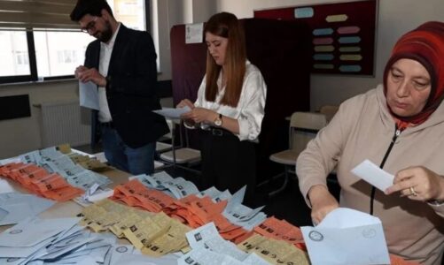 perfundon procesi per zgjedhjet lokale ne turqi 61 milione qytetare iu drejtuan kutive te votimit