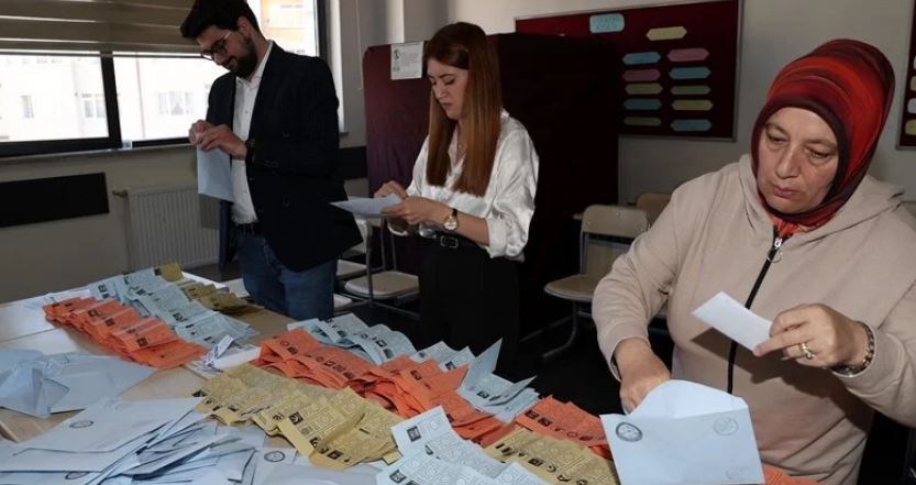perfundon procesi per zgjedhjet lokale ne turqi 61 milione qytetare iu drejtuan kutive te votimit