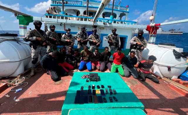 piratet rrembejne nje anije te madhe mallrash ne oqeanin indian dhe e ridrejtojne ate drejt somalise