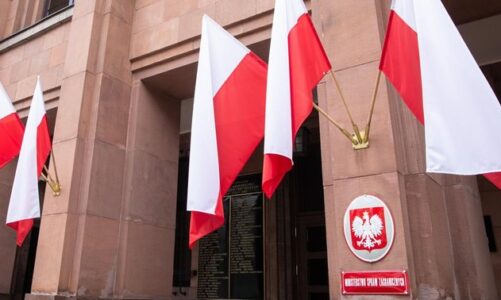 polonia merr masa drastike ne politiken e jashtme kryeministri terheq nga detyra 50 ambasadore
