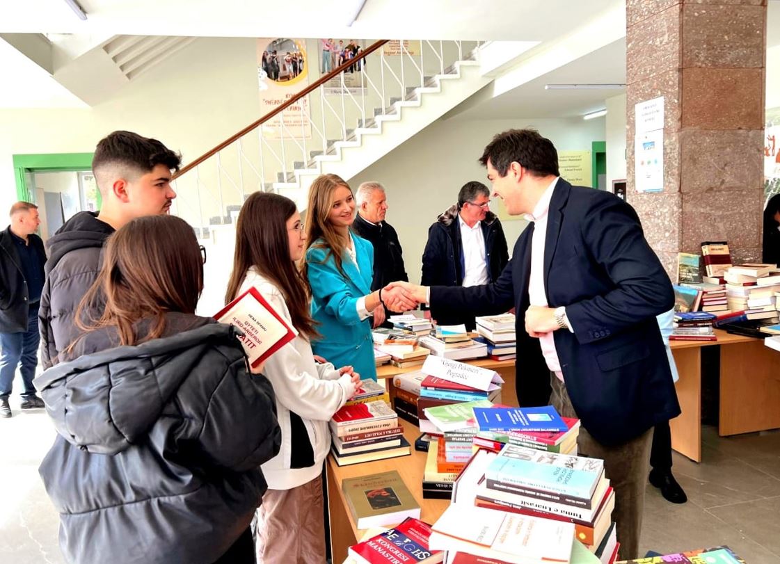 prefekti jole dhuron libra per diten e mesuesit me qellim pasurimin e bibliotekave te shkollave te qarkut