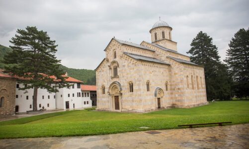 qeveria e kosoves pranon qe ti regjistrohet toka manastirit te decanit