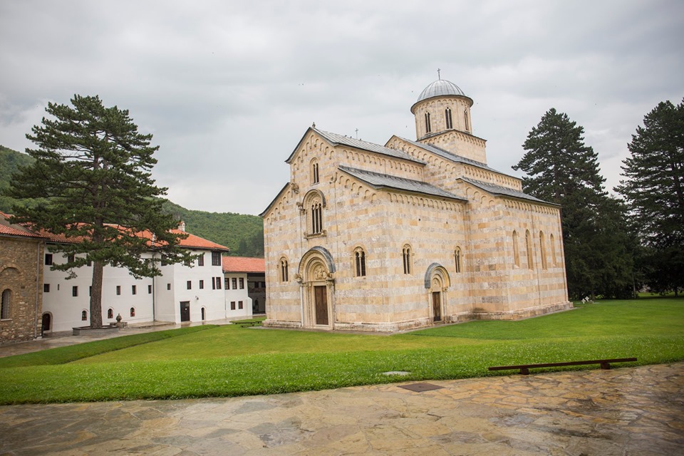 qeveria e kosoves pranon qe ti regjistrohet toka manastirit te decanit