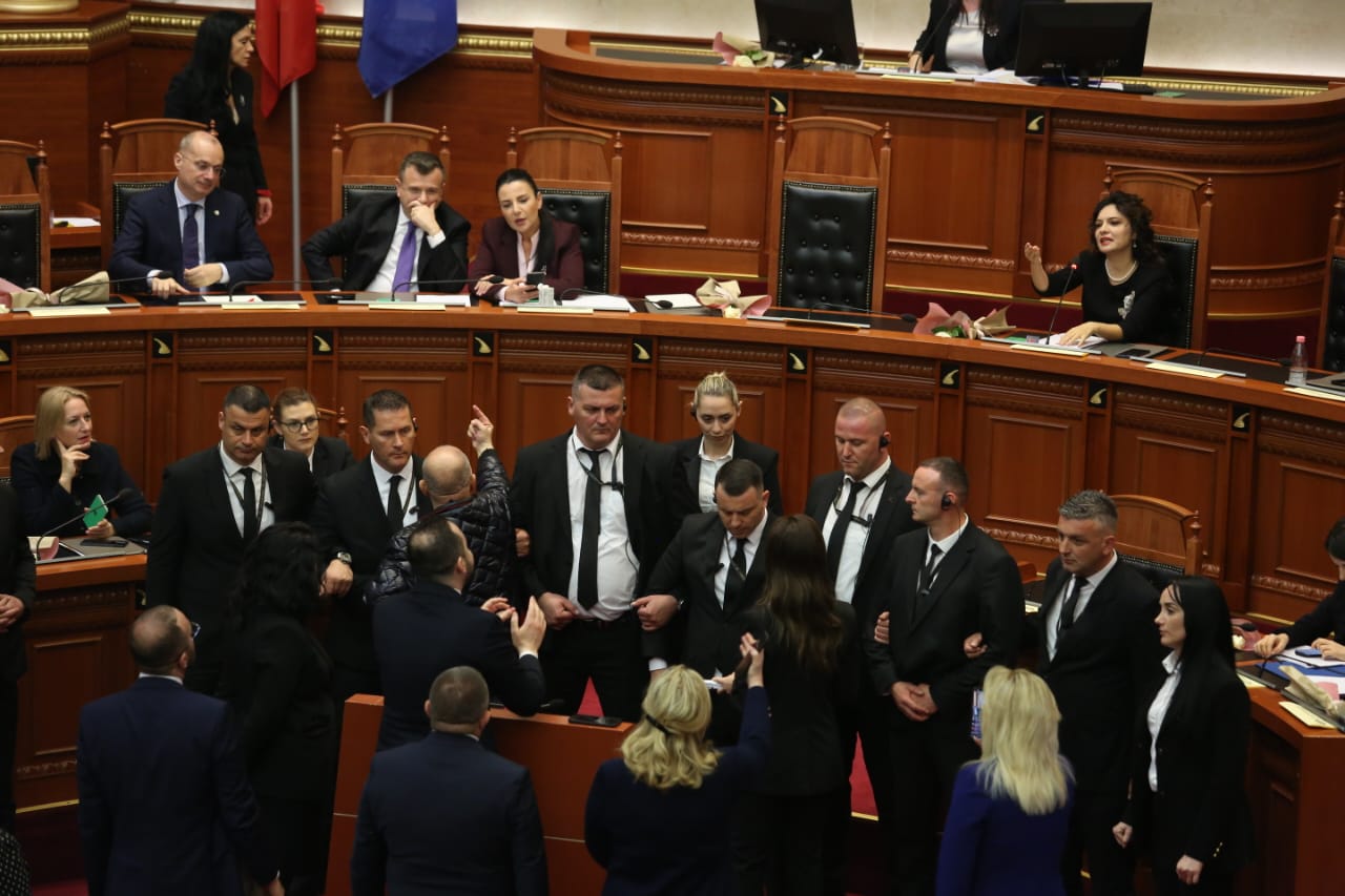 tym i bardhe pas pese muajsh lufte ne kuvend mazhoranca dhe opozita negociata per zgjidhjen e krizen parlamentare prapaskenat
