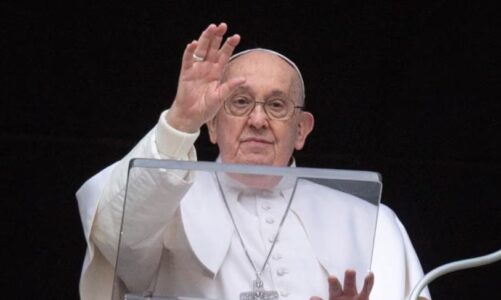 ukraina te ngreje flamurin e bardhe zelensky kritikon fjalimin e papa franceskut kisha duhet te jete me popullin jo te