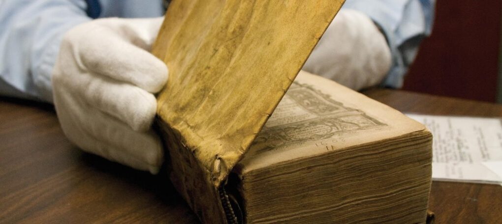 universiteti i harvardit heq kopertinen prej lekure njeriu nga nje liber i 1800 s