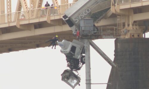 video aksidenti i pazakonte mbi ure kamioni mbetet varur ndersa drejtuesja arrin te