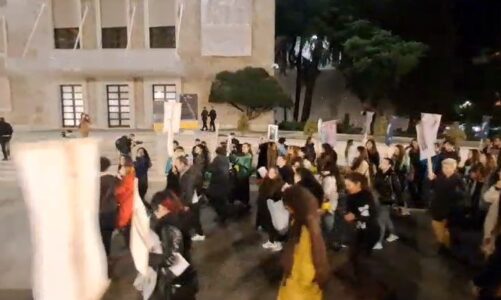 video lajm dhjetera gra marshojne prane kryeministrise djegin