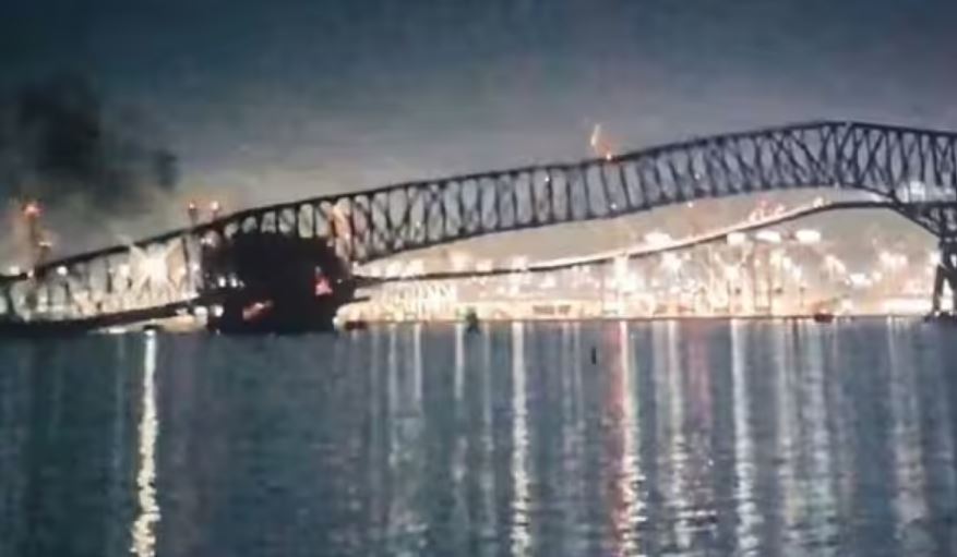 video momenti kur anija perplaset me uren ne shba dhe e rrezon ne lume perfundojne ne uje dhjetera makina