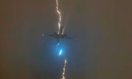video momenti kur rrufeja e fuqishme godet avionin me 400 pasagjere ne bord