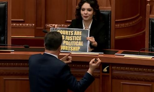 video tensione ne seancen parlamentare noka i afrohet ministres me pankarte ja reagimi i spiropalit