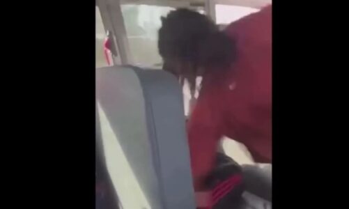 video tronditese 10 vjecarja godet me grusht 6 vjecarin sherri i dhunshem ne autobusin e shkolles