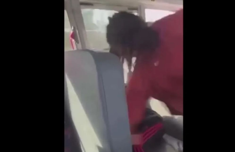 video tronditese 10 vjecarja godet me grusht 6 vjecarin sherri i dhunshem ne autobusin e shkolles