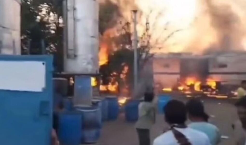 video zjarr ne nje fabrike kimike ne indi 5 te vdekur 4 te plagosur