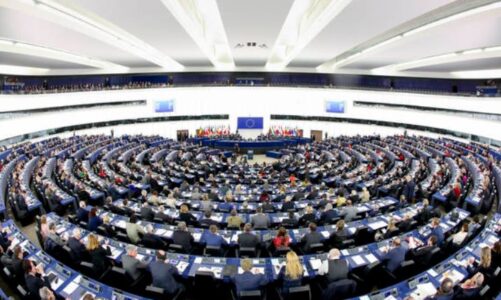 Akuzohen për spiunazh, Parlamenti Evropian kërkon lirimin e gazetarëve të WSJ dhe REL nga Moska