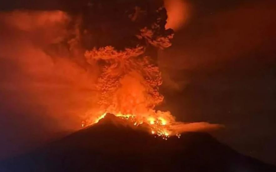 alarm ne indonezi shperthen vullkani ne malin ruang evakuohen me shume se 11 mije persona