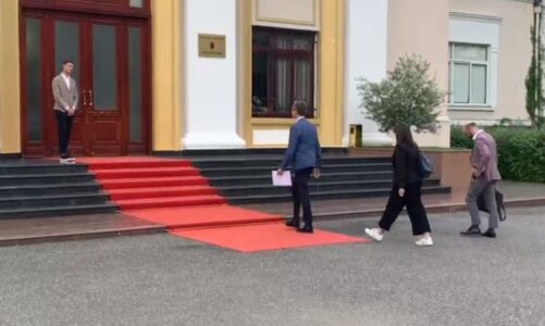 ambasadori i be ne shqiperi silvio gonzato mberrin ne ambientet e kuvendit