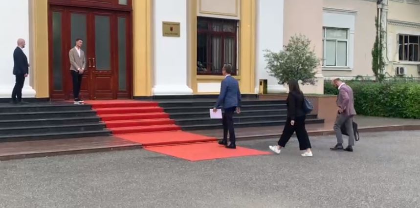 ambasadori i be ne shqiperi silvio gonzato mberrin ne ambientet e kuvendit