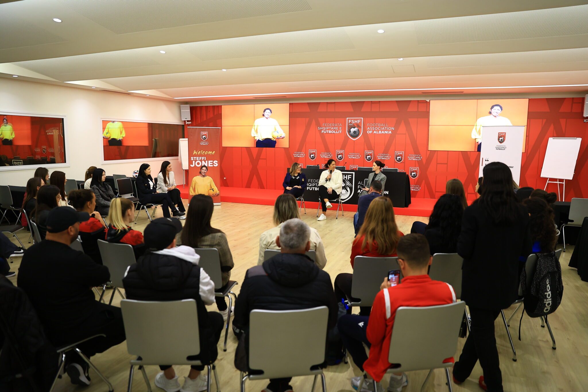 ambasadorja e futbollit gjerman steffi jones ne shqiperi takime me drejtues te fshf futbolliste trajneret