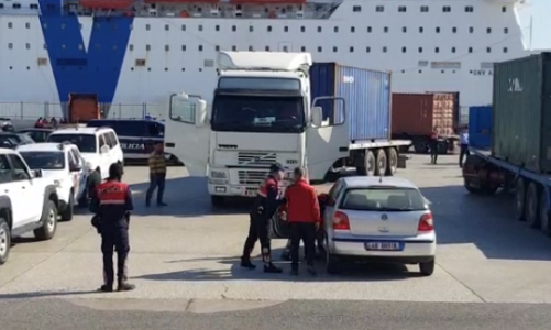 arrestohet nje efektiv policie ne portin e durresit akuza qe rendon mbi te