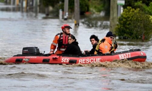 australia perballet me permbytje masive autoritetet shpetojne mbi 150 persona qe ishin ne rrezik