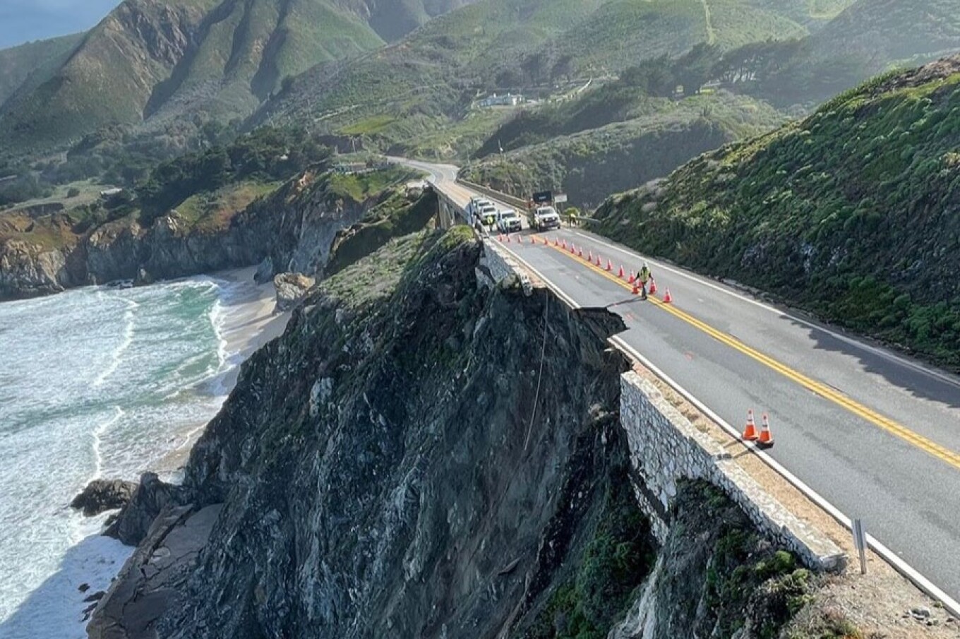 autostrada 1 ikone e kalifornise mbyllet per shkak te rreshqitjeve te dheut