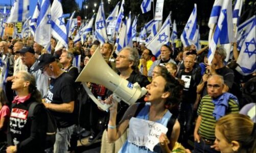bibi shko ne shtepi protestuesit dalin ne rruget e jerusalemit per te dyten dite radhazi duke kerkuar largimin e kryeministrit netanyahu