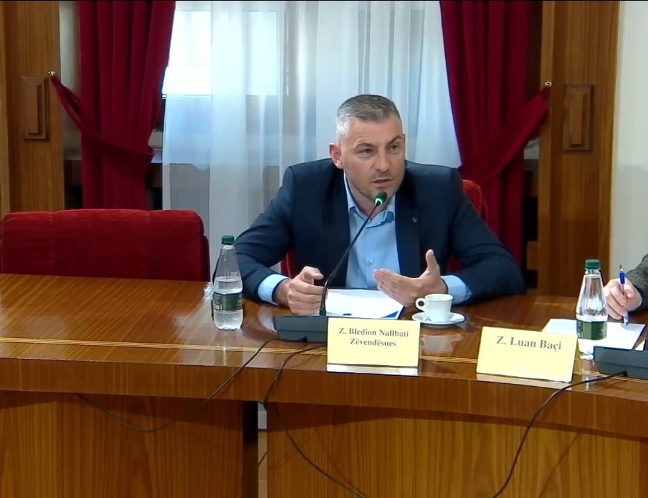 debate te komisioni i tims kollcaku te mos bejme show politik deputeti i pd akuza ps dje e varroset kushtetuten