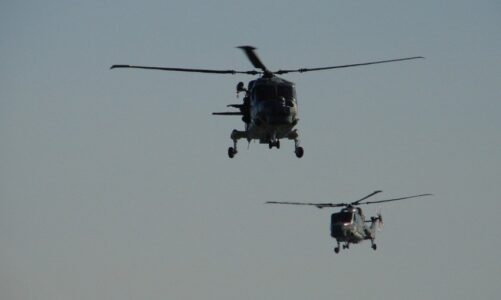 dy helikoptere te marines japoneze me 8 anetare te ekuipazhit besohet se jane rrezuar ne paqesor