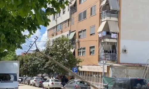 E rëndë në Tiranë/ Shtylla elektrike bie mbi makinën, dyshohet se…