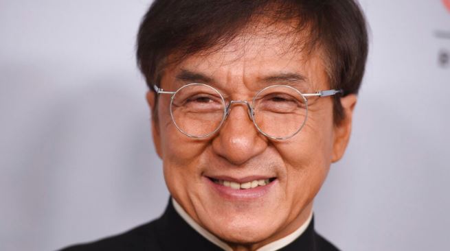 fansat te shqetesuar per shendetin e aktorit jackie chan mos u shqetesoni eshte pjese e