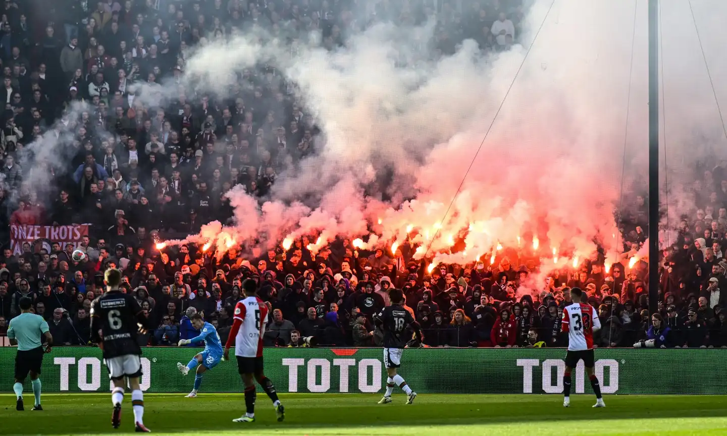 finalja e kupes ne holande arbitri detyrohet te nderprese dy here ndeshjen foto