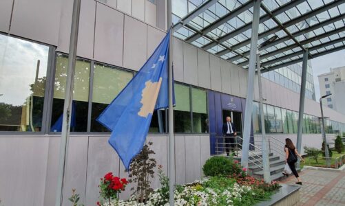 Flamujt në gjysmështizë! Vrasja e dy grave në pak ditë, sot ditë zie në Kosovë
