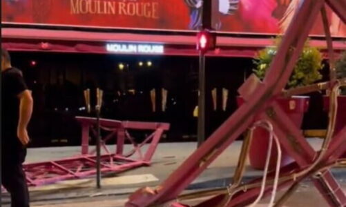 FOTO/ Bien krahët e “Moulin Rouge”, kabaresë së famshme në Paris, nuk ka të lënduar