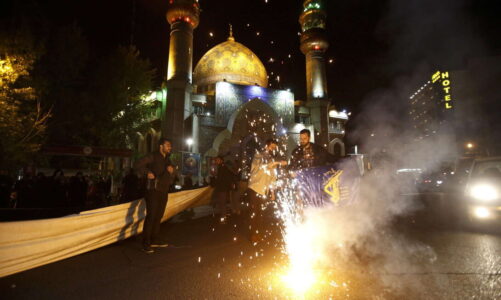 foto iran turma te medha njerezish festojne ne teheran pas sulmit ndaj izraelit