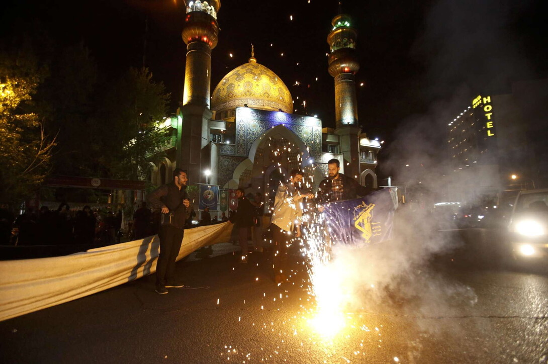 foto iran turma te medha njerezish festojne ne teheran pas sulmit ndaj izraelit