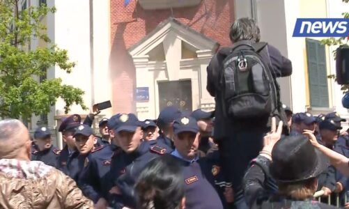 foto kaos para bashkise tirane protestuesit perplasen me policine hedhin molotov drejt godines shkallmojne murin metalik