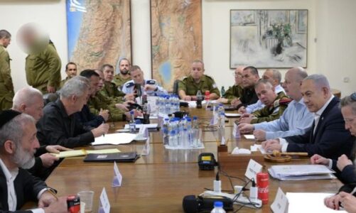 fotolajm te gjithe te ngrysur vetem netanyahu i buzeqeshur dalin pamjet nga mbledhja e kabinetit te luftes se izraelit