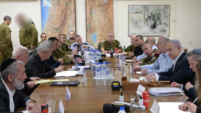 fotolajm te gjithe te ngrysur vetem netanyahu i buzeqeshur dalin pamjet nga mbledhja e kabinetit te luftes se izraelit