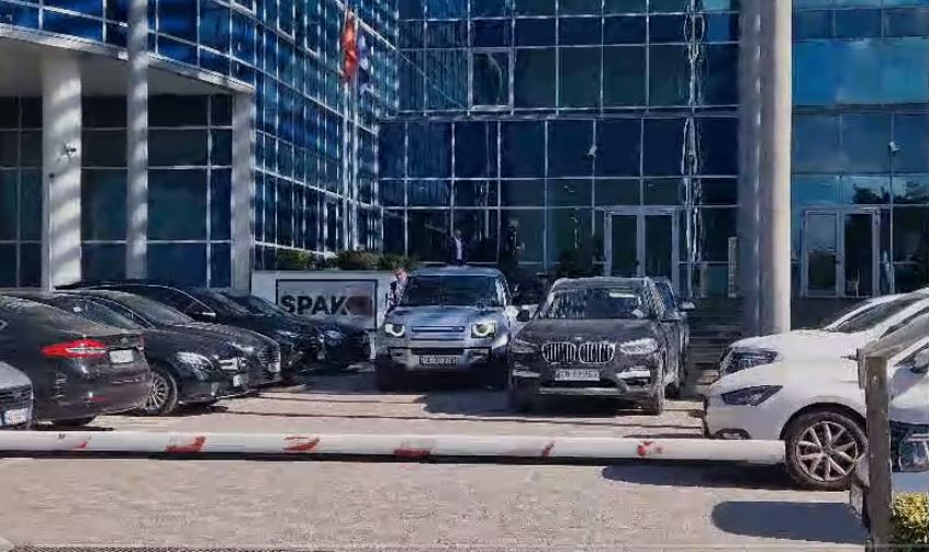 grupi i trafikut te emigranteve spak jep detaje u sekuestruar rreth 1 milion dollare 13 makina si dhe