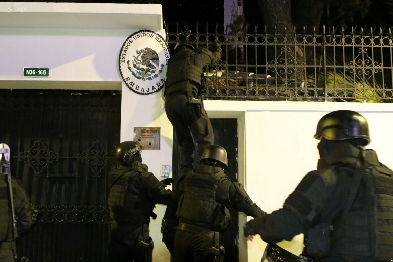 i denuar dy here per korrupsion ish zv presidenti i ekuadorit arrestohet me force brenda ambasades meksikane