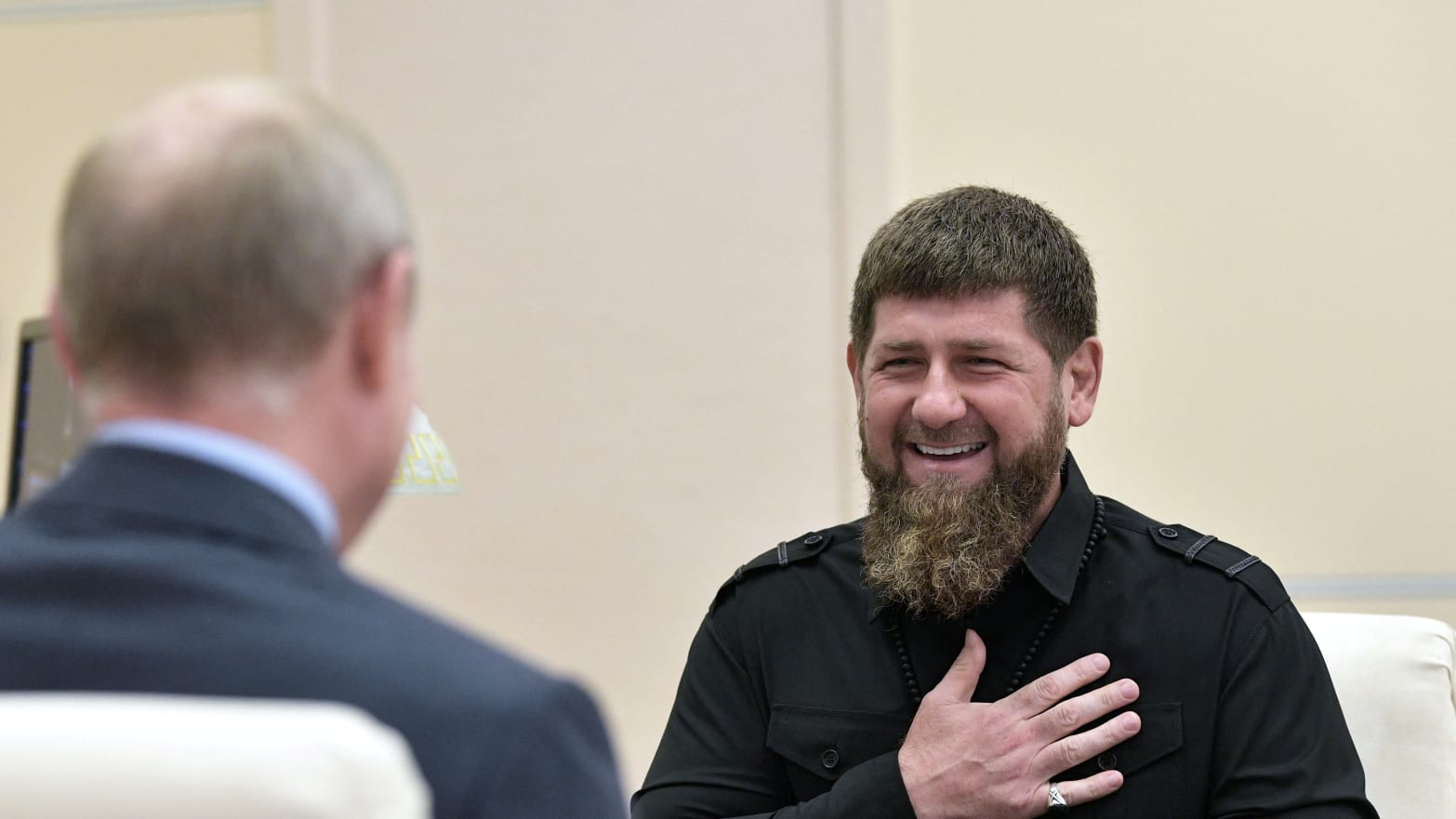 kadyrov i semure rende media ruse aleati i putin me zor leviz dhe flet me veshtiresi gjendja e tij e pashprese