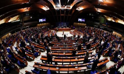 Knaus: Kosova ta dërgojë draftin e Asociacionit në Kushtetuese para votimit në maj