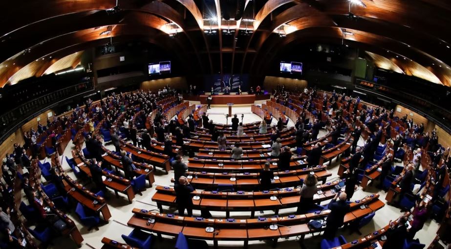 knaus kosova ta dergoje draftin e asociacionit ne kushtetuese para votimit ne maj