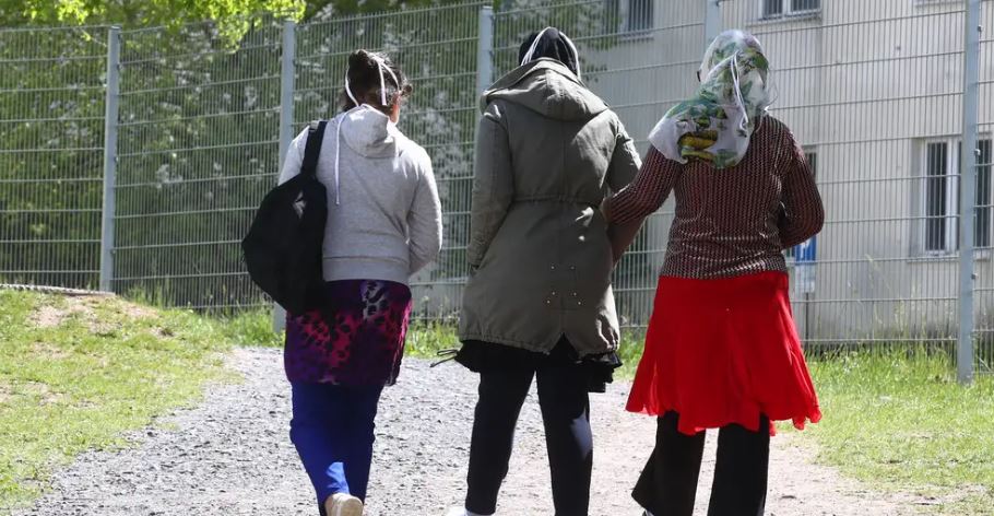 kufizohet dhenia e parave chash azilkerkuesit ne gjermani i marrin ndihmat ne karte pagese