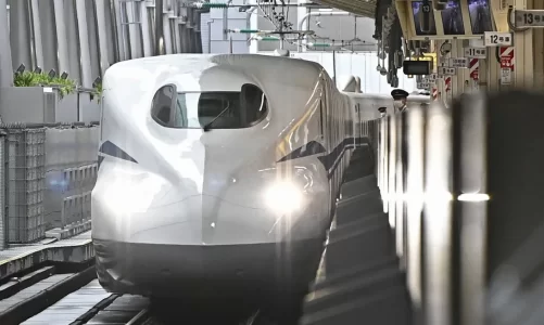 Me saktësi ekstreme, por një tren në Japoni mund ta ndalojë vetëm një gjarpër