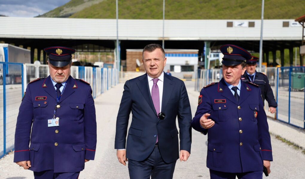 ministri balla inspektim ne piken kufitare te kapshtices te shtohen sportelet gjate diteve te pashkeve ortodokse