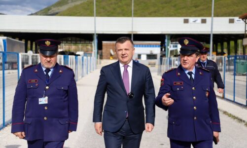 Ministri Balla inspektim në pikën kufitare të Kapshticës: Të shtohen sportelet gjatë ditëve të Pashkëve Ortodokse